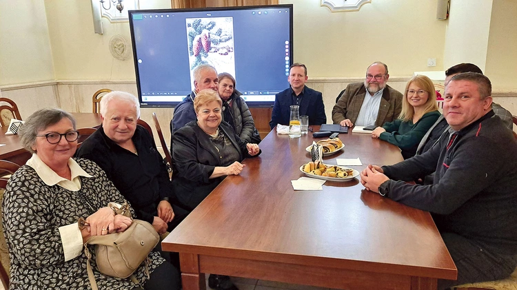 	Wojciech Kominiak (w środku po lewej) z reprezentacją miłośników Hałcnowa.