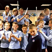 	Szóstoklasiści Skały przygotowali tekturowe miecze dla małych orszakowych rycerzy  z Ziarenka.