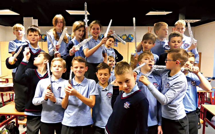 	Szóstoklasiści Skały przygotowali tekturowe miecze dla małych orszakowych rycerzy  z Ziarenka.