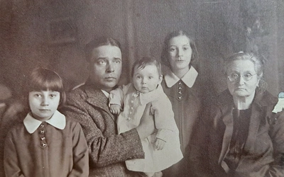 	Tato z córkami i ich babcią.