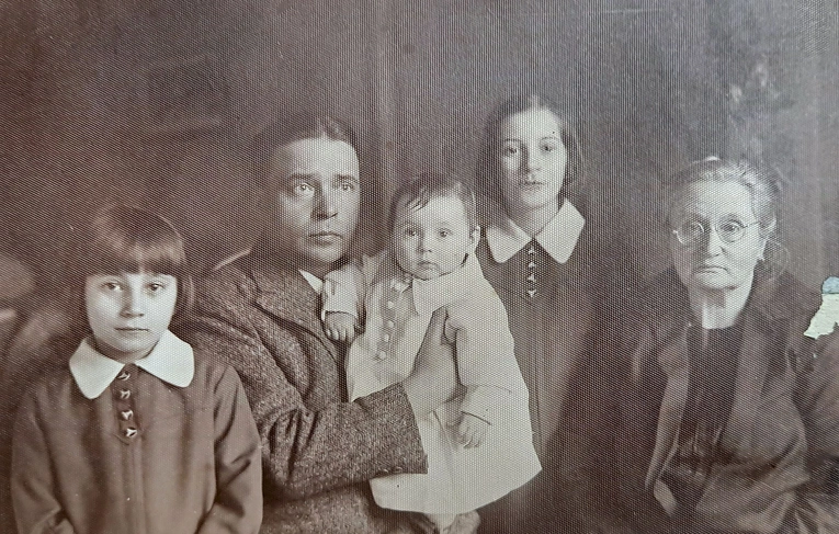 	Tato z córkami i ich babcią.