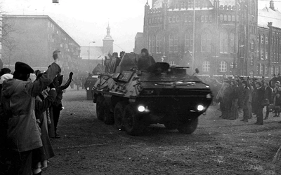 	Jak w takiej atmosferze przygotowywać się do Bożego Narodzenia? Wojskowe transportery opancerzone na ulicach Gdańska 15 grudnia 1981 roku.