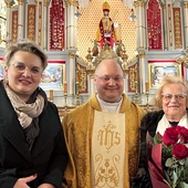 	Ks. Marcin Wróbel z honorową zelatorką Lidią Greń-Wajdzik (z prawej) i jej następczynią Martą Stanowską.