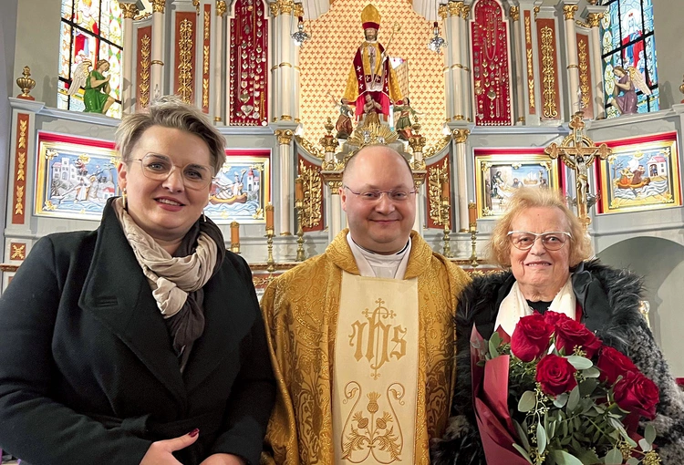 	Ks. Marcin Wróbel z honorową zelatorką Lidią Greń-Wajdzik (z prawej) i jej następczynią Martą Stanowską.