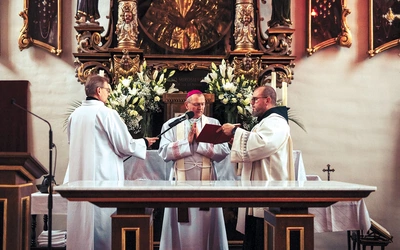 	Po homilii odbyły się obrzędy konsekracyjne. Są one widocznymi znakami ukazującymi niewidzialne dzieła,  których Pan Bóg dokonuje za pośrednictwem Kościoła sprawującego sakramenty.