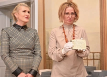 	Bogusława Tartakowska i Agnieszka Kłys prezentują oryginalny notatnik.