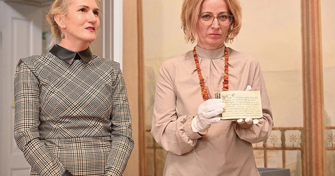 	Bogusława Tartakowska i Agnieszka Kłys prezentują oryginalny notatnik.