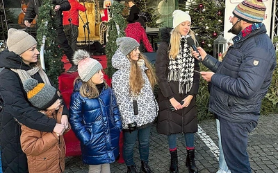 	Grudniowy, słoneczny dzień sprzyjał dobrej zabawie. W spotkaniu uczestniczyły tłumy wiernych.