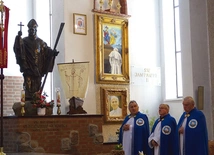 	Figura patrona świątyni znajduje się po prawej stronie ołtarza, patrząc od wejścia. Pierwotnie przeznaczona była dla kościoła św. Jerzego w Sopocie. W 1993 r. trafiła do Świbna.