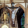 	Krzyż w prezbiterium katedry. 