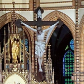 	Krzyż w prezbiterium katedry. 