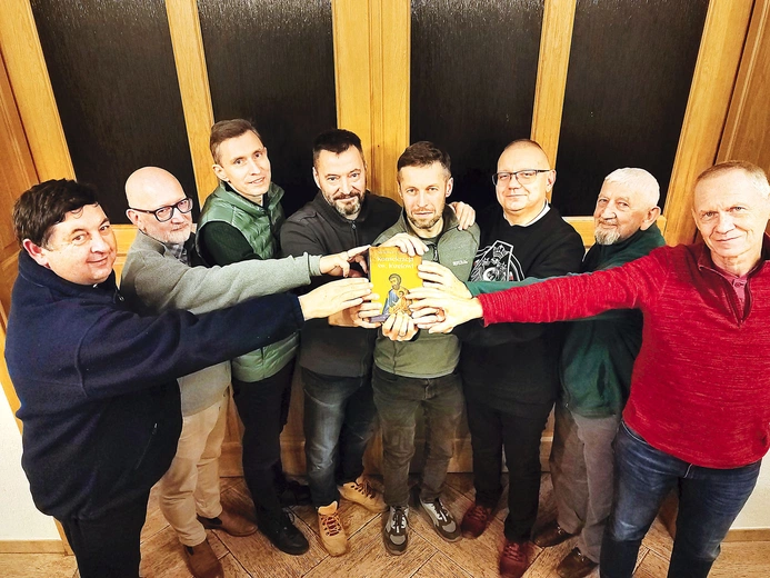 Lubinianie z książką ks. Donalda H. Calloway’a.