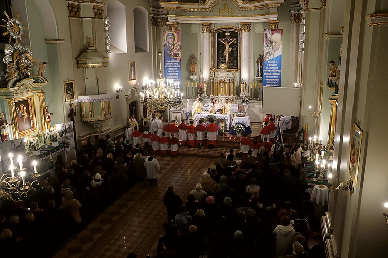 Podobnie jak 50 lat temu, kościół był pełen wiernych przeżywających zakończenie rekolekcji adwentowych, które głosił ks. Kamil Goc.