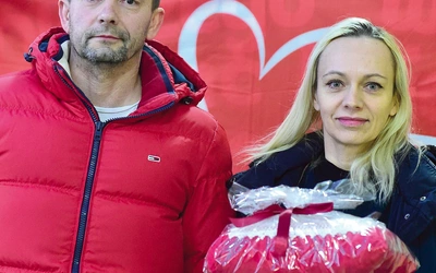 	Jolanta z mężem Adamem wraz ze znajomymi przygotowali paczkę dla jednej z rodzin.