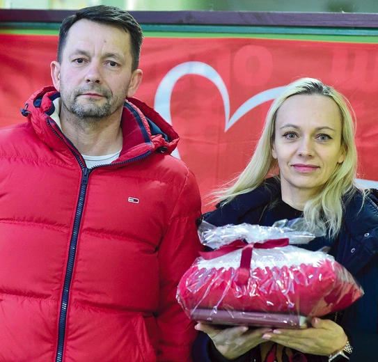 	Jolanta z mężem Adamem wraz ze znajomymi przygotowali paczkę dla jednej z rodzin.