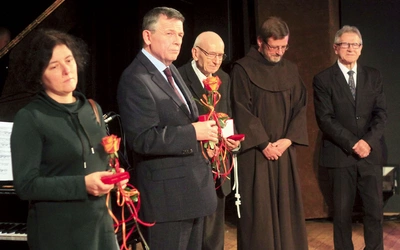 	Od lewej: Agnieszka Horak-Szafarczyk, Adam Hajduk, Josef Gonschior, o. Marian Arndt, Adam Szecówka.