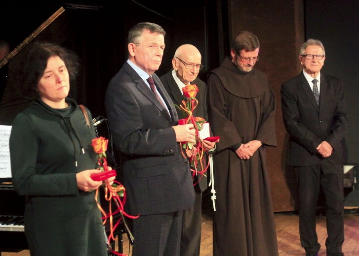 	Od lewej: Agnieszka Horak-Szafarczyk, Adam Hajduk, Josef Gonschior, o. Marian Arndt, Adam Szecówka.