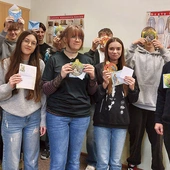 	Dzięki zaangażowaniu młodzieży świąteczne życzenia znów dotrą do wielu osób samotnych.