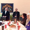 W spotkaniach opłatkowych z ubogimi regularnie bierze udział bp Marek Mendyk.