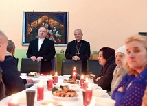 W spotkaniach opłatkowych z ubogimi regularnie bierze udział bp Marek Mendyk.