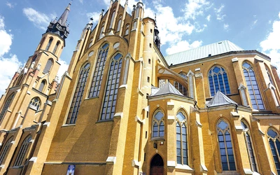 	Wśród świątyń z przywilejem odpustu jest radomska katedra.