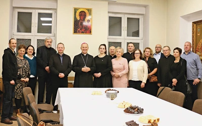 	W domu parafialnym przełamali się opłatkiem i złożyli sobie świąteczne życzenia.