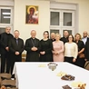 	W domu parafialnym przełamali się opłatkiem i złożyli sobie świąteczne życzenia.