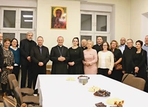 	W domu parafialnym przełamali się opłatkiem i złożyli sobie świąteczne życzenia.