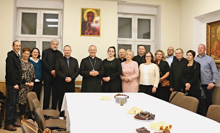 	W domu parafialnym przełamali się opłatkiem i złożyli sobie świąteczne życzenia.