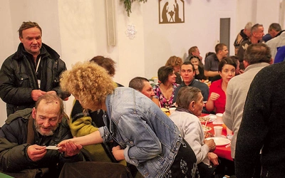 Dla bezdomnych, seniorów, ubogich, emigrantów i uchodźców. Wspólnota Sant’Egidio po raz 16. w Polsce przygotowuje obiady oraz spotkania świąteczne, a także upominki.