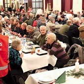 	Czas świąt szczególnie mobilizuje nas do pamiętania o tych, którzy potrzebują obecności drugiego człowieka.