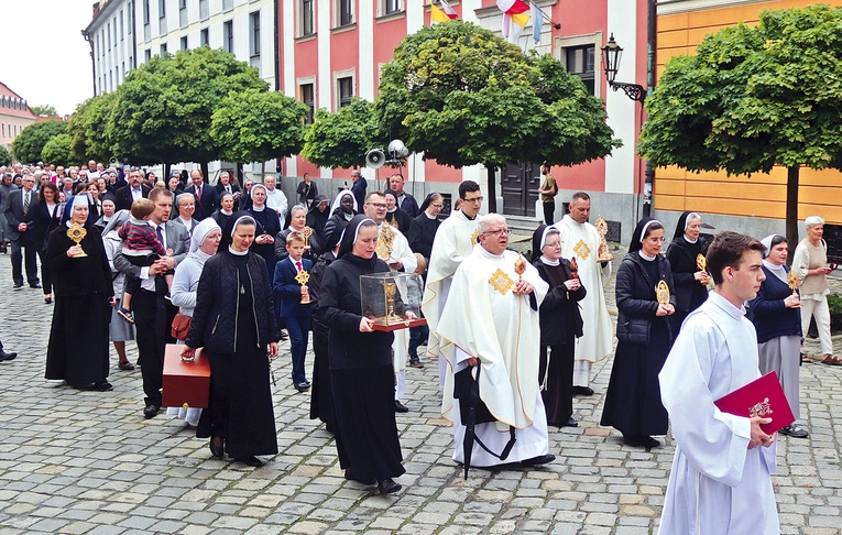 	Archidiecezja wrocławska ułożyła bardzo bogaty program przeżywania tego okresu.