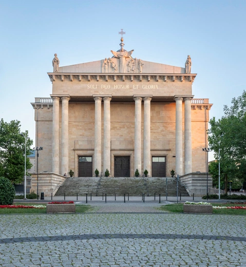 Do Matki wszystkich kościołów naszej archidiecezji.   W katedrze Chrystusa Króla 