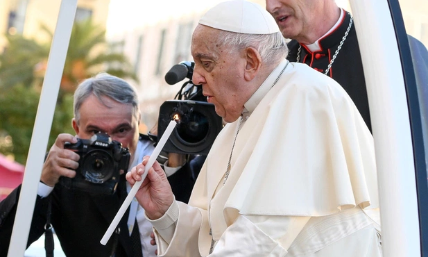 Franciszek zachęca do wdzięczności wobec Boga i przodków za dar życia 