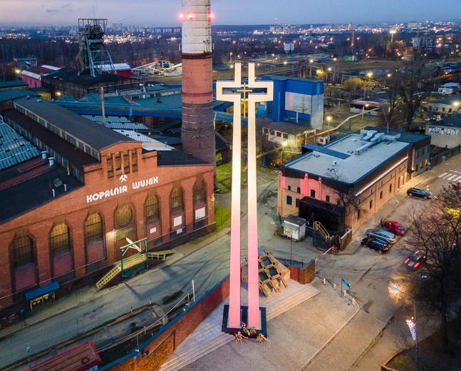 Tam, gdzie przelano krew niewinną. Pod krzyżem przed kopalnią Wujek. Z wizytą w Śląskim Centrum Wolności i Solidarności
