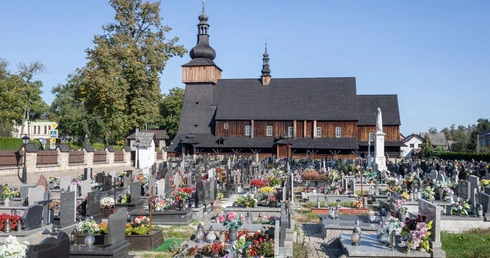 Szlakiem drewnianych kościołów. Z wizytą w Miedźnej 