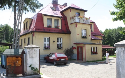 Krzyżowickie Cenacolo z obrazem Madonny w tle
