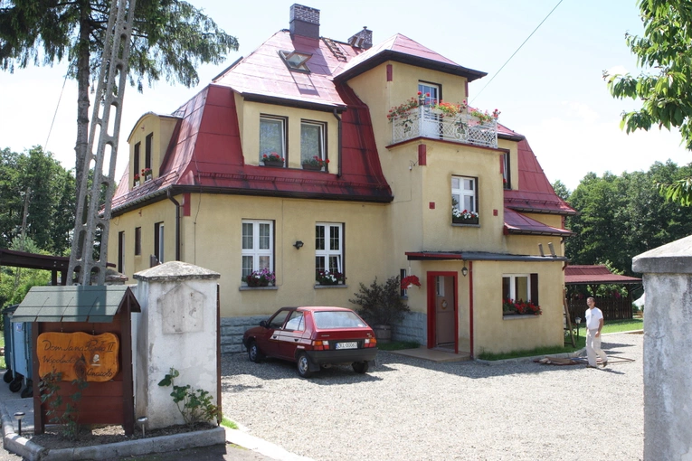 Krzyżowickie Cenacolo z obrazem Madonny w tle