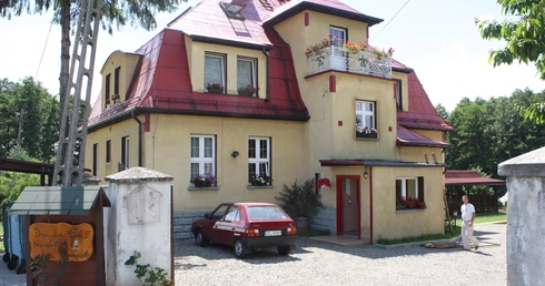 Krzyżowickie Cenacolo z obrazem Madonny w tle
