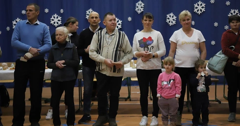 Dla podopiecznych Fundacji Niebo Otwarte takie spotkania są namiastką, a często zastępstwem prawdziwego wigilijnego stołu.