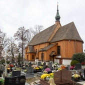 Szlakiem drewnianych kościołów. W Łące, u św. Mikołaja