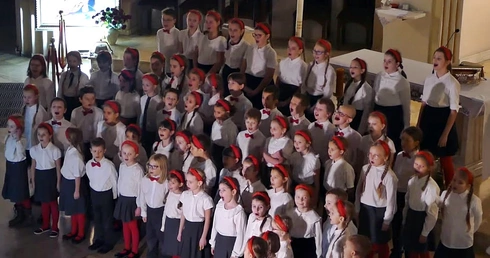 Uczniowie katolickiej szkoły nagrali świąteczną piosenkę [WIDEO]