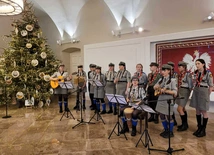 Harcerze z Tarnowskiej Woli niosą Betlejemskie Światło Pokoju