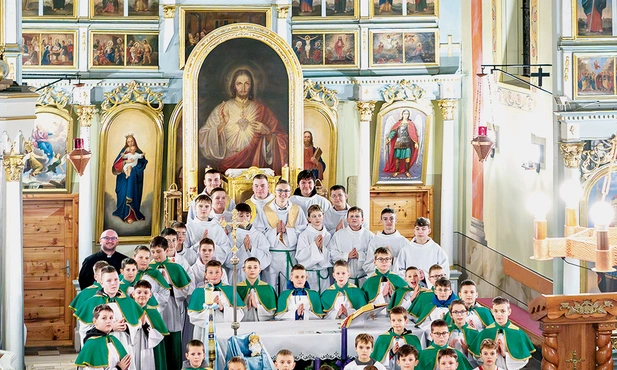Jesteśmy u ministrantów  z Florynki w diecezji tarnowskiej. W dwóch kościołach przy ołtarzu służy ponad 90 chłopców