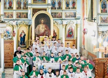 Jesteśmy u ministrantów  z Florynki w diecezji tarnowskiej. W dwóch kościołach przy ołtarzu służy ponad 90 chłopców