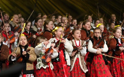Choinka pod oknem papieskim rozświetlona
