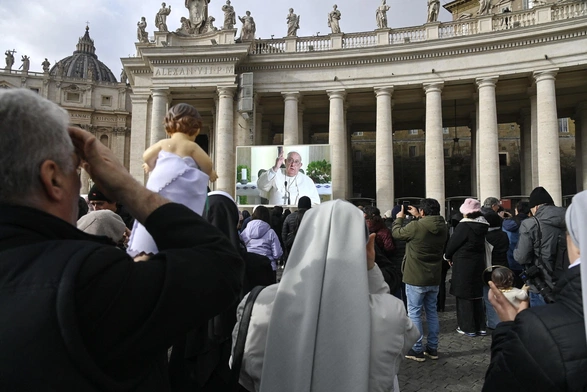 Papież: błogosławmy mamy i wysławiajmy Boga za cud życia