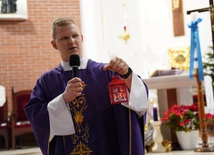 Betlejemskie Światło Pokoju. Gromadzi i zachęca, by nieść je dalej