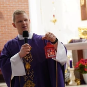 Betlejemskie Światło Pokoju. Gromadzi i zachęca, by nieść je dalej