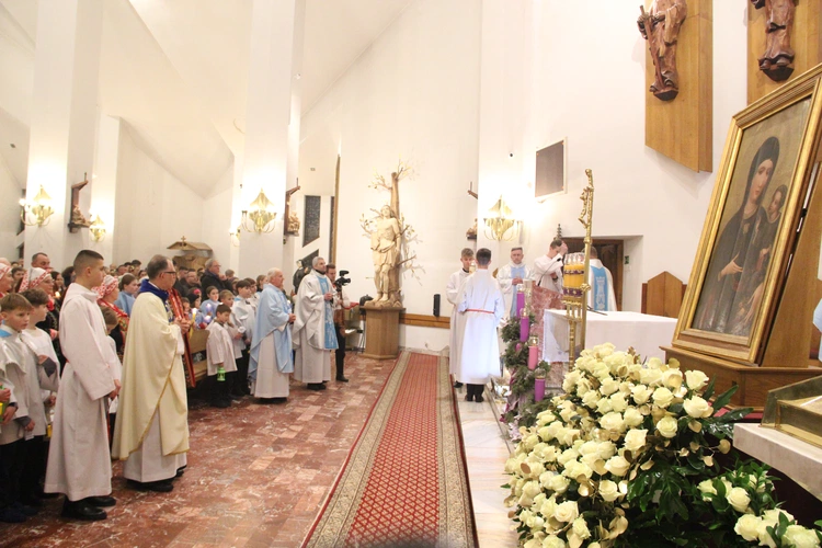 Łososina Dolna. Uroczyste wprowadzenie obrazu Matki Bożej Pocieszenia